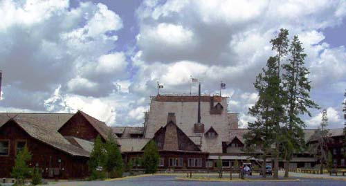 yellowstone-ofaithful-inn_001